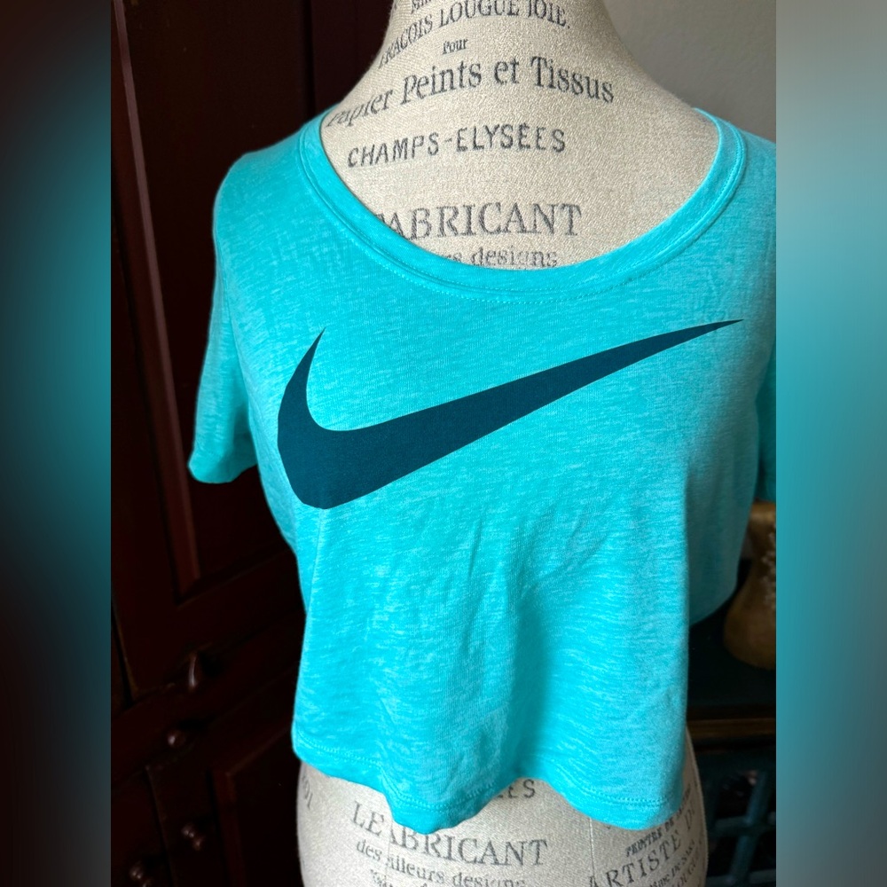 NWOT Nike Medium Dri-Fit Cropped Tee